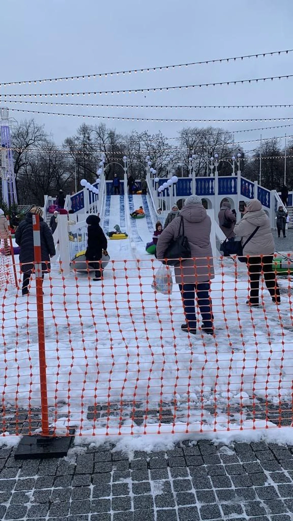 В Воронеже на площади Ленина начала работать горка для катания на тюбингах  - KP.RU