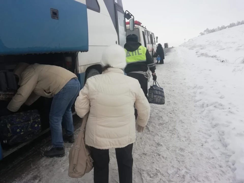 Полицейские организовали срочную эвакуацию пассажиров автобуса
