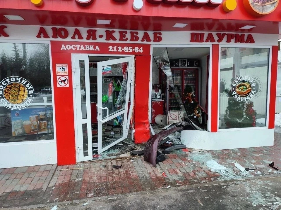 В заведение посреди ночи влетел легковой автомобиль ФОТО: телеграм-канал «Нижний №1»