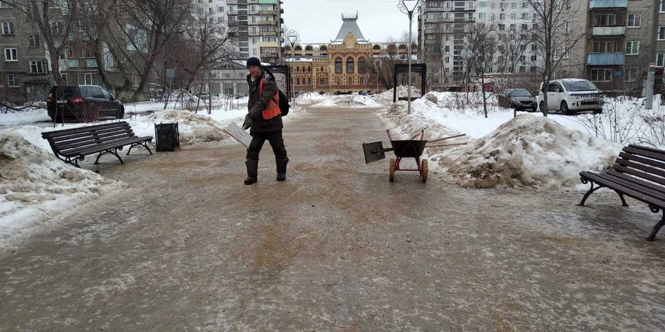 Работа по обработке тротуаров и дорог Нижнего Новгорода усилена