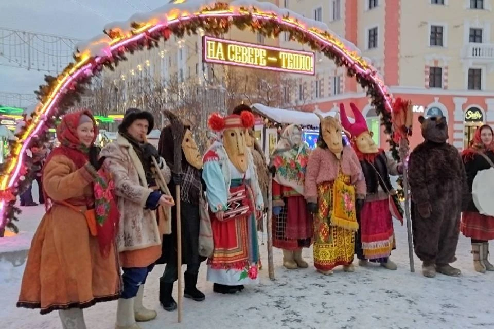 Ряженых встретили на ярмарке на улице Воровского. Фото: Татьяна Онищик
