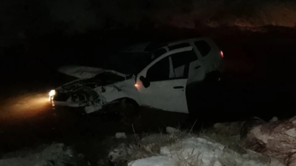 В Смоленской области иномарка «вылетела» в реку. Фото: «Автокадр_67» в соцсетях.