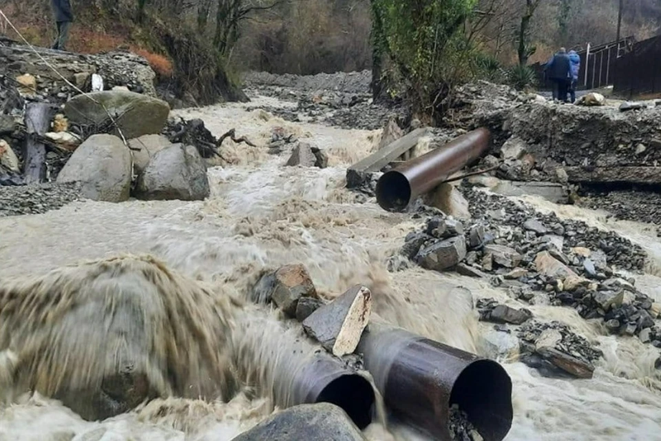 Из-за сильных дождей в поселении размыло мост по улице Курганной Фото: соцсети