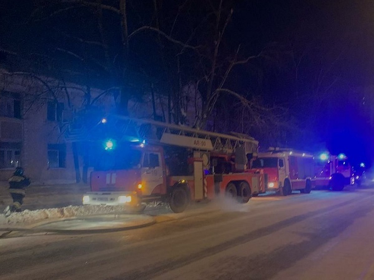 В Екатеринбурге из горящего дома на Эльмаше спасли 15 человек - KP.RU