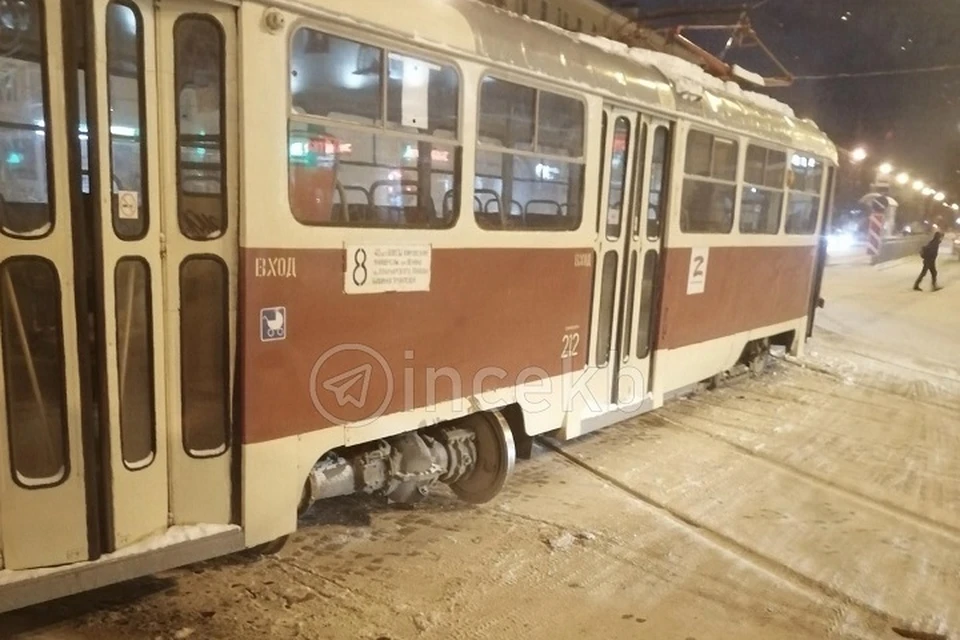 . В ДТП пострадали две машины. Фото: паблик «Инцидент Екатеринбург» во «ВКонтакте»