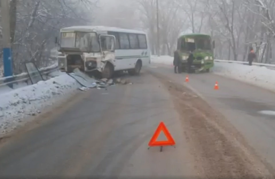 Пять пассажиров и водитель пострадали при столкновении двух маршруток в Павлове.