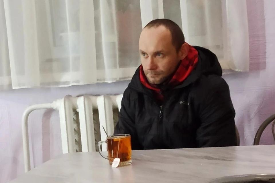 Волонтеры напоили мужчину горячим чаем и устроили в гостиницу.