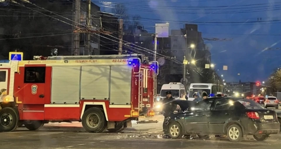 В центре Смоленска легковушка врезалась в пожарную машину. Фото: «Подслушано Смоленск» в соцсетях.