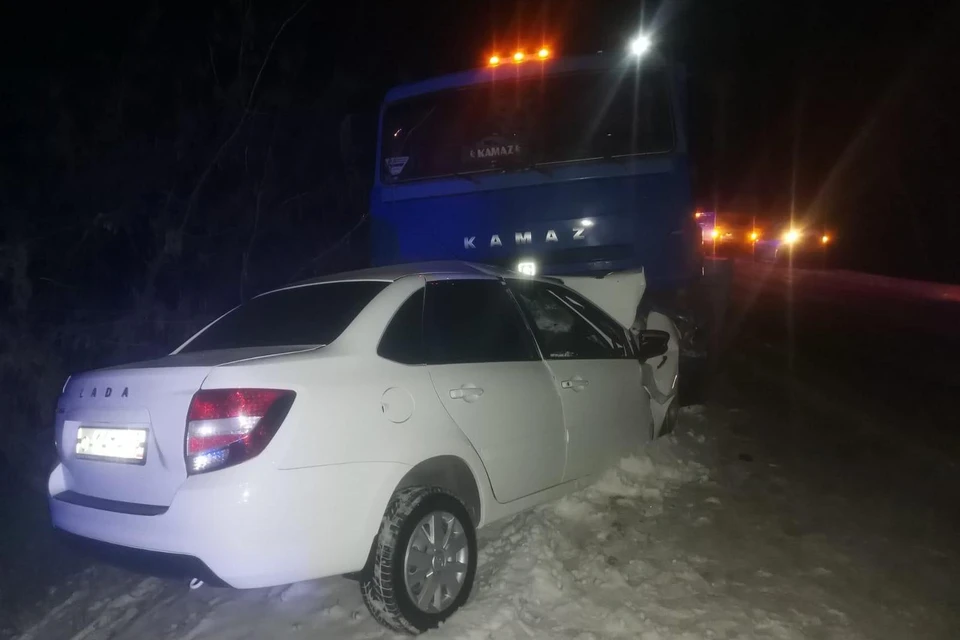 Под Липецком столкнулись КамАЗ и Лада