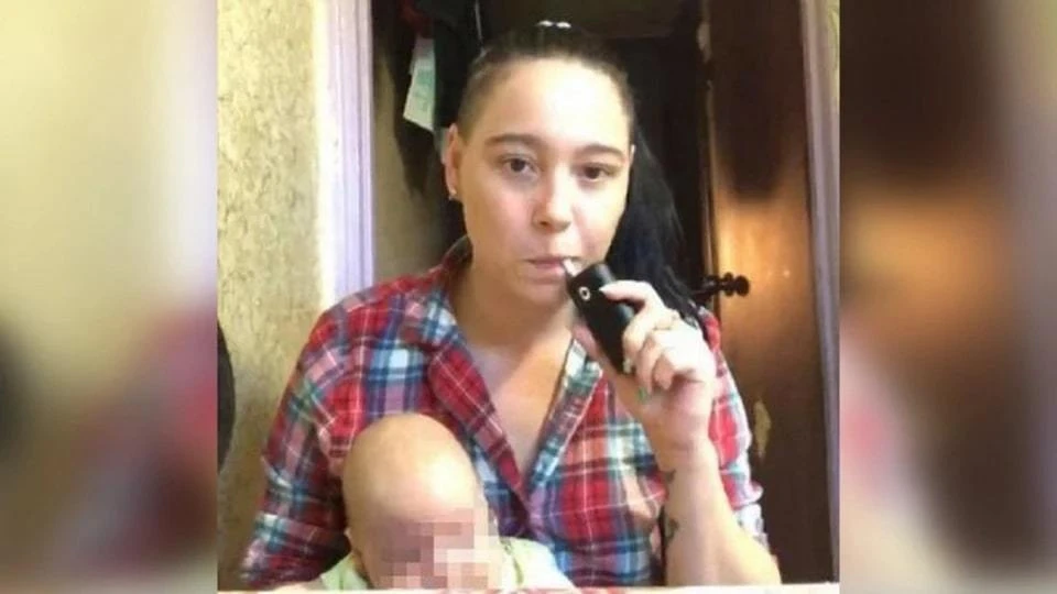 Ранее девушка прославилась тем, что поила свою 8-месячную дочь пивом в прямом эфире Фото: соцсети