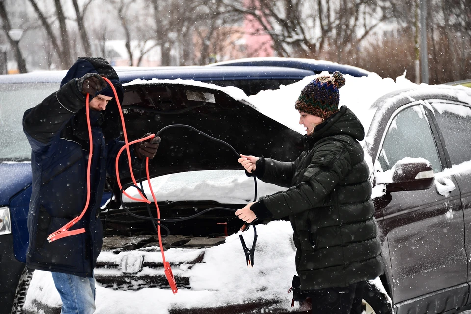 Запуск автомобиля при "севшем" аккумуляторе в мороз - один из самых полезных навыков для автолюбителя.