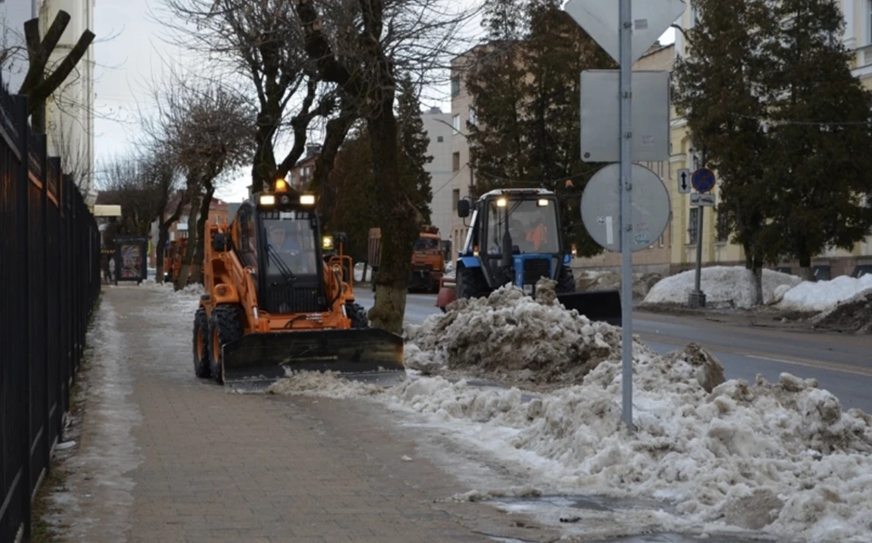 Порядка 30 тысяч кубометров снега вывезли с улиц Смоленска за новогодние праздники. Фото: департамент по транспорту Смоленской области.