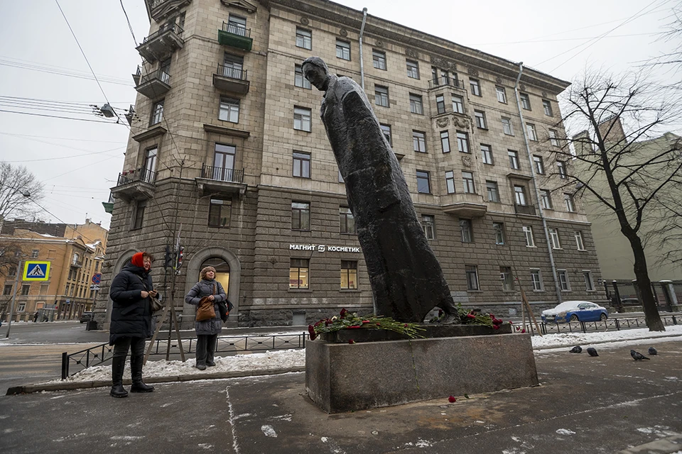 Памятник Блоку вызвал ассоциации с Пизанской башней.