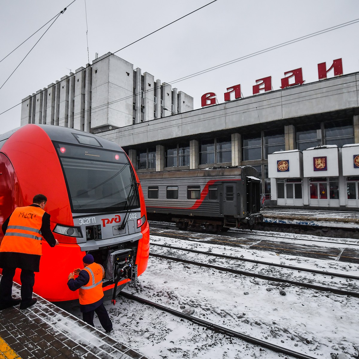 Во Владимире скоростной поезд «Ласточка» с пассажирами застрял из-за  поломки - KP.RU