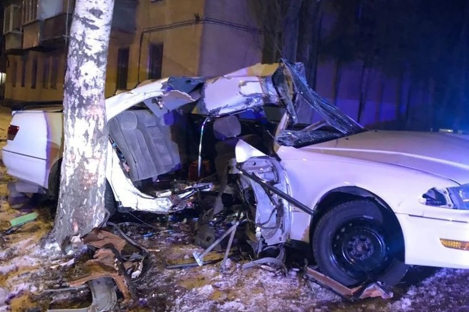 Тойота врезалась в дерево в Липецке