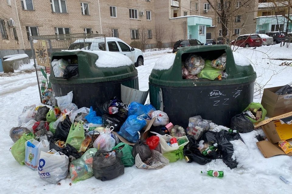 В некоторых дворах мусор не вывозили с 4 января. Фото: Оксана Гостева