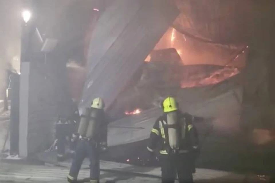 Пожар на складе на Свердловской набережной в Санкт-Петербурге