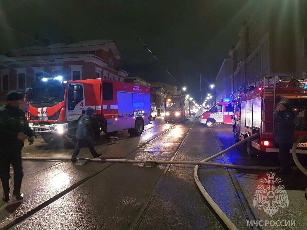 Дом купца Котельникова загорелся на улице Ильинской в Нижнем Новгороде -  KP.RU