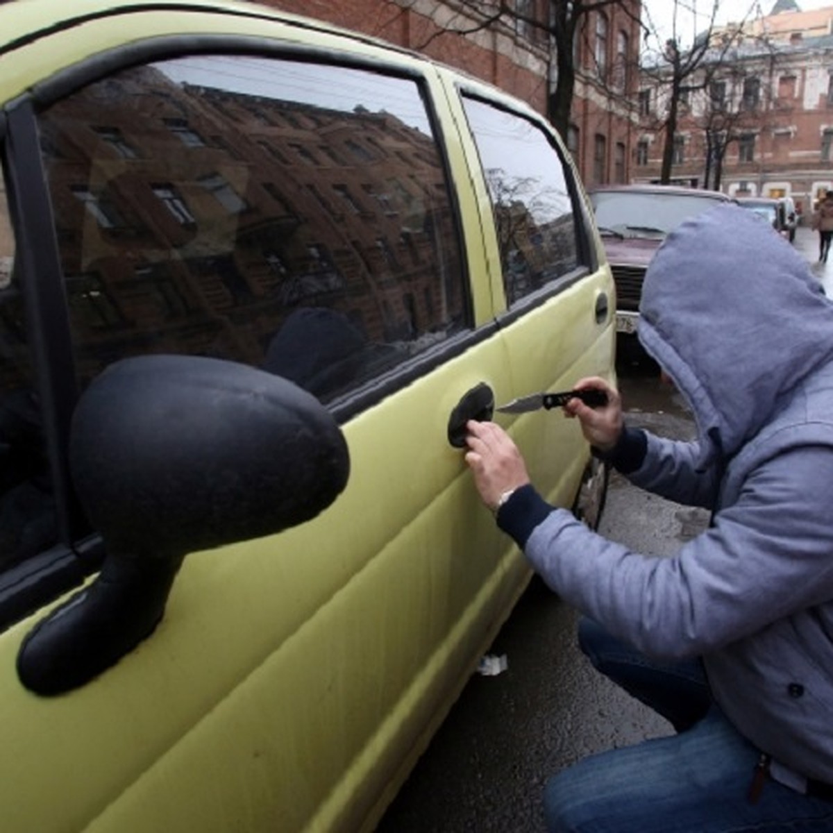 Забыла закрыть дверь: в Хабаровске раскрыли угон автомобиля - KP.RU