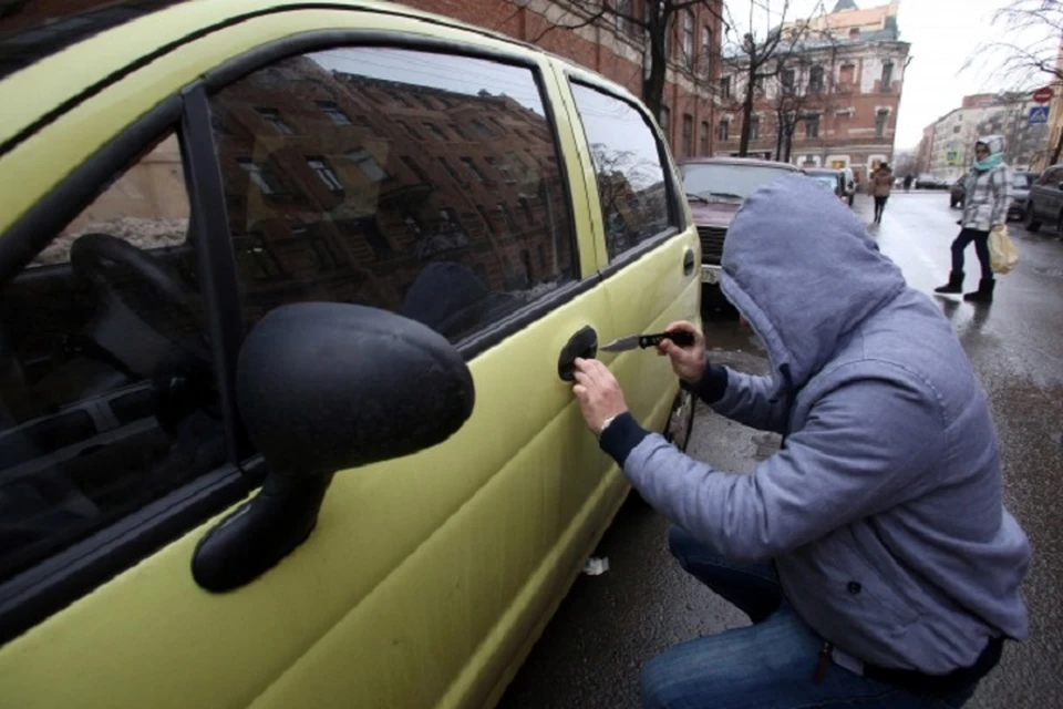 Забыла закрыть дверь: в Хабаровске раскрыли угон автомобиля