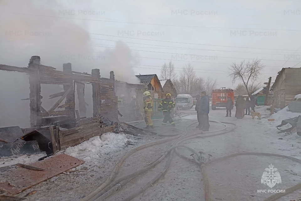 Названа причина пожара, уничтожившего 3 частных дома в Новосибирске. Фото: ГУ МЧС НСО.