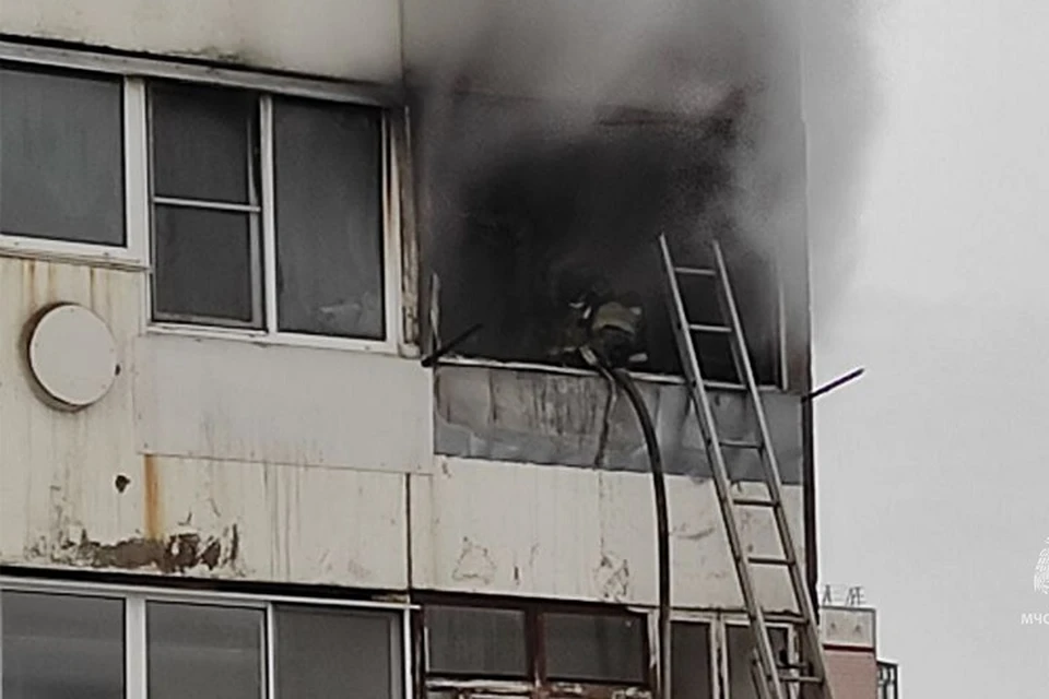Внутри жуткая копоть: в Комсомольске полностью выгорела квартира в жилом доме