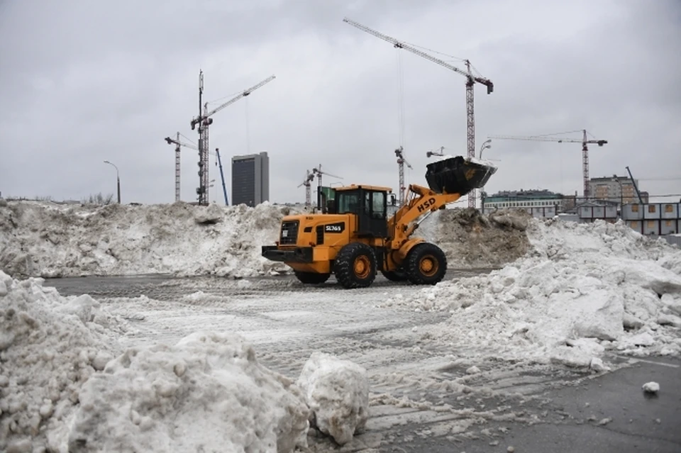 В Омске продолжают бороться с последствиями снегопадов.