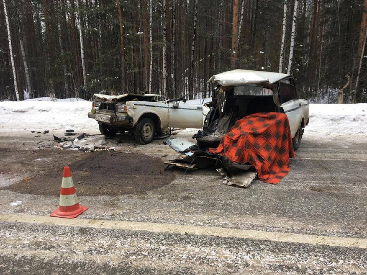 Легковушку разрезало пополам: на уральской трассе машина влетела в «КАМАЗ»  - KP.RU