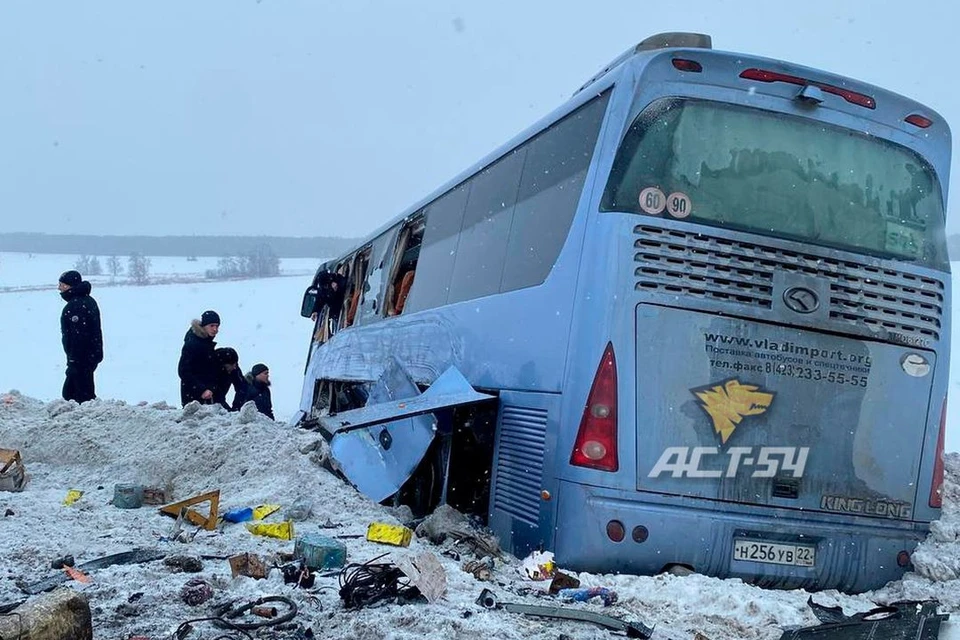 Автобус улетел в кювет. Фото: "АСТ-54"