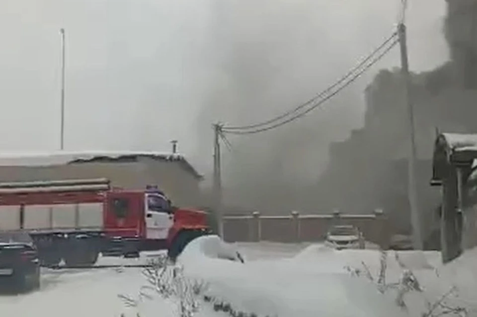 Пожар произошел в Дзержинском районе. Фото: скриншот из видео телеграм-канала "ЧП Новосибирск"
