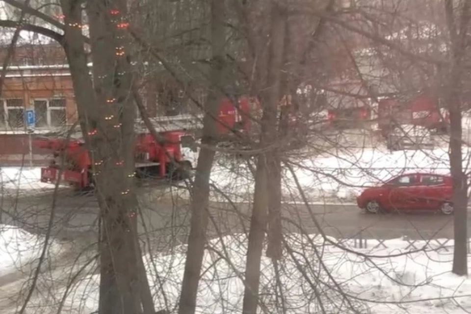 К больнице приехали пожарные машины. ФОТО: скриншот из видео группы "Подслушано в Ярославле" ВКонтакте