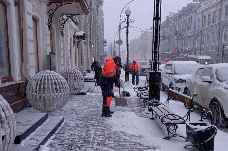 80 спецмашин расчищали дороги Иркутска от снега в минувшие выходные