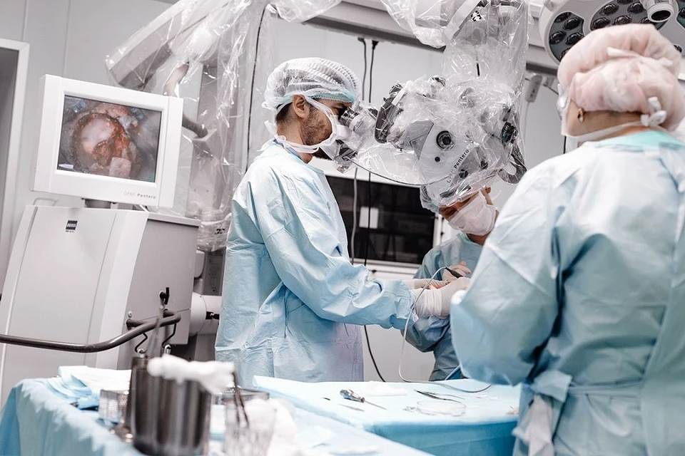 Новосибирские хирурги спасли 16-летнего подростка, избавив от опухоли мозга размером в грецкий орех. Фото: пресс-служба клиники Мешалкина.