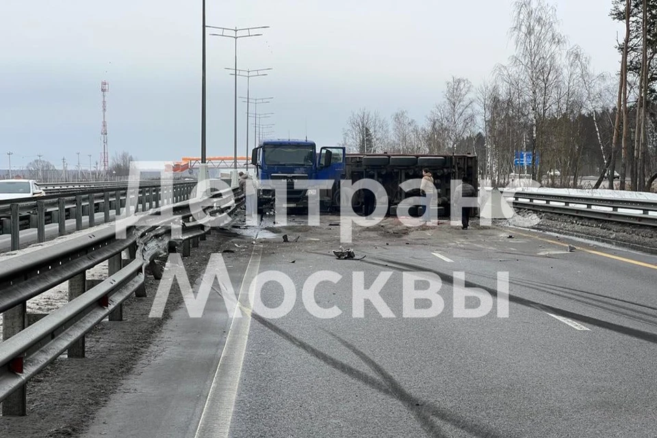 Попавший в ДТП грузовик перекрыл дорогу на ЦКАД