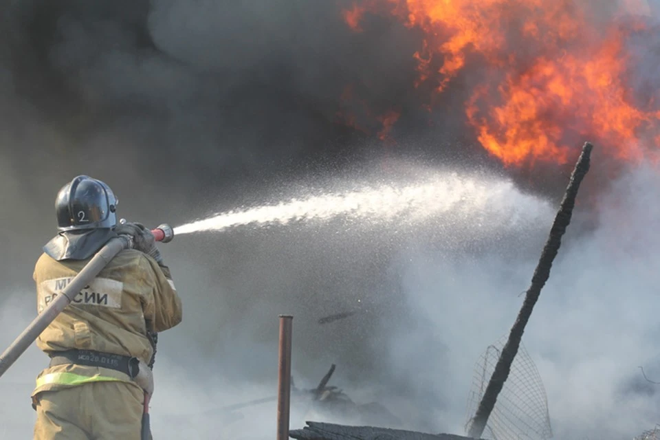 Деревянное здание сгорело в поселке Порт Байкал 17 января