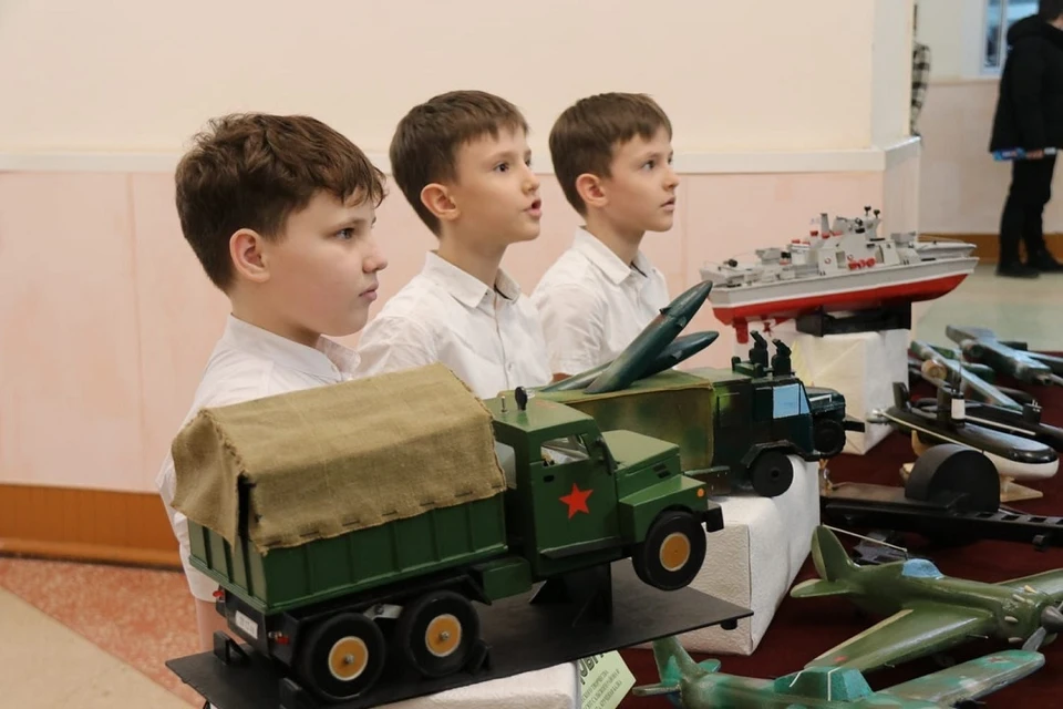 Участники организовали в местном дворце культуры выставку школьного военного технического творчества. Фото: сайт правительства РО.