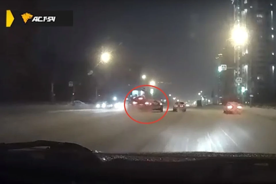 Авария произошла ночью в Дзержинском районе. Фото: стоп-кадр из видео / АСТ-54