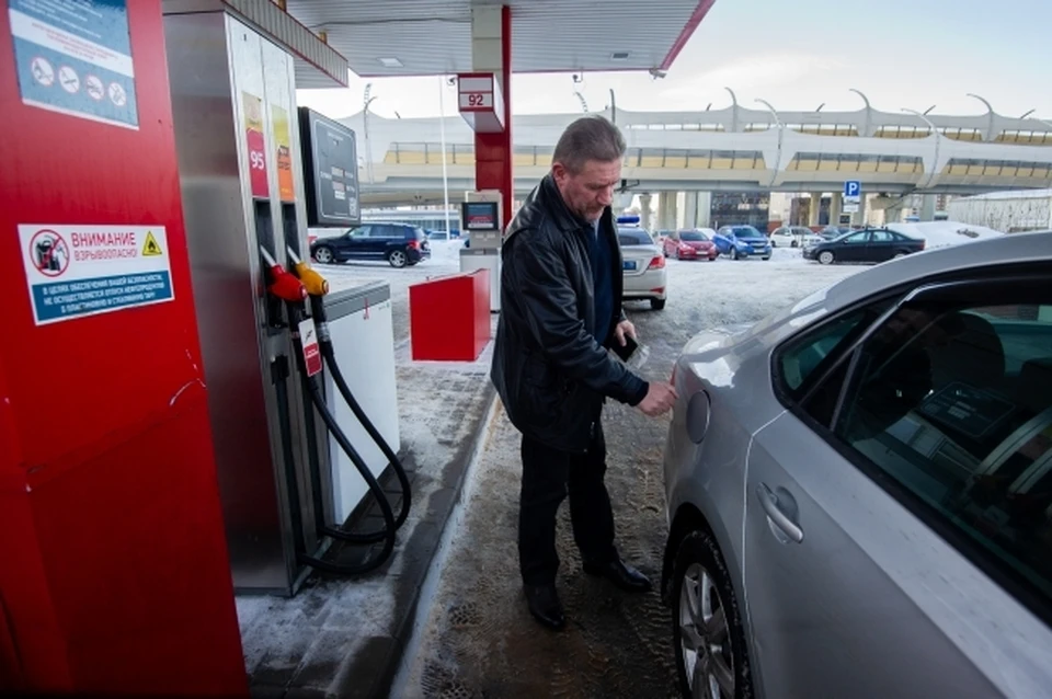 Снижение потребительских цен на автомобильный бензин фиксировалось в 12 регионах РФ.