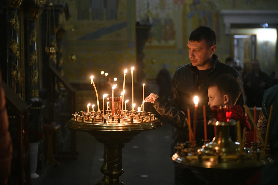 В Крещение православные христиане посещают службы в храмах с чином освящения воды