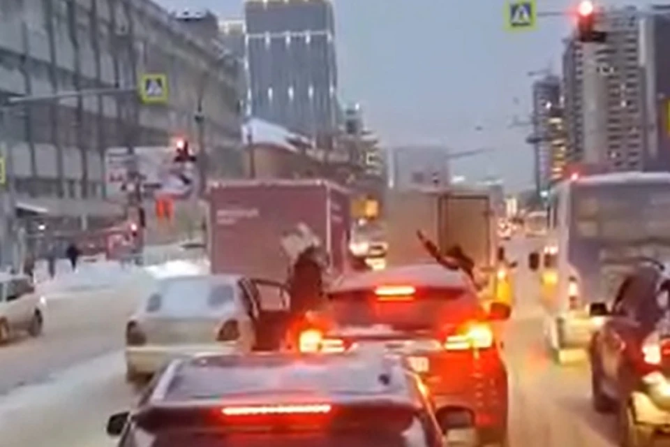 В Новосибирске водитель устроил стрельбу во время разборок на дороге. Фото: "Инцидент Новосибирск".