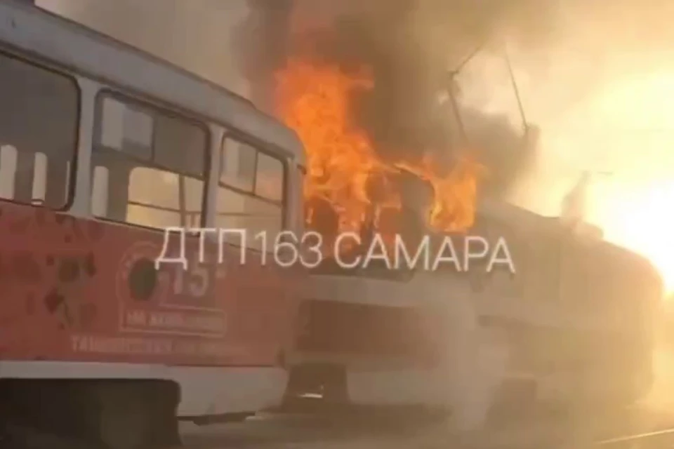 Огонь охватил второй вагон трамвайного состава.