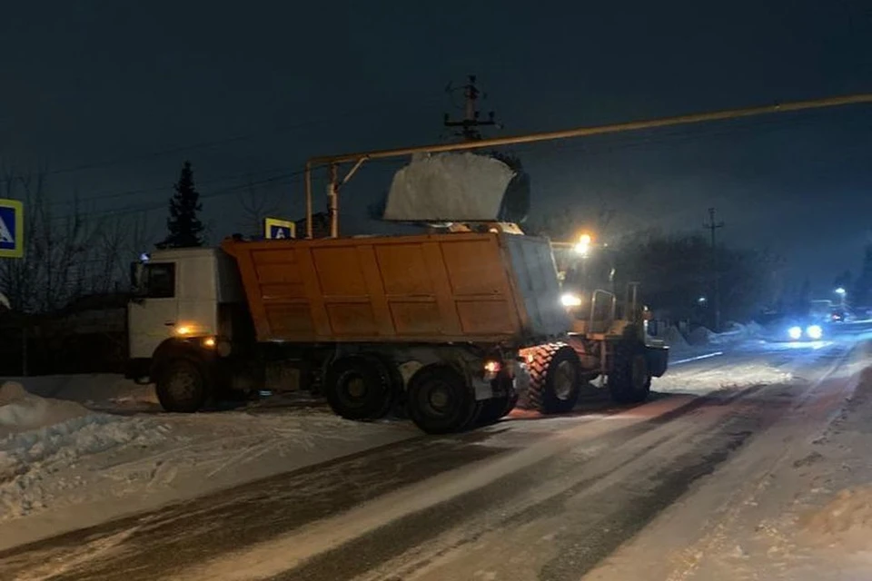 В Новосибирской области рабочие вывезли 28 тысяч кубометров снега с населенных пунктов. Фото: Дороги НСО