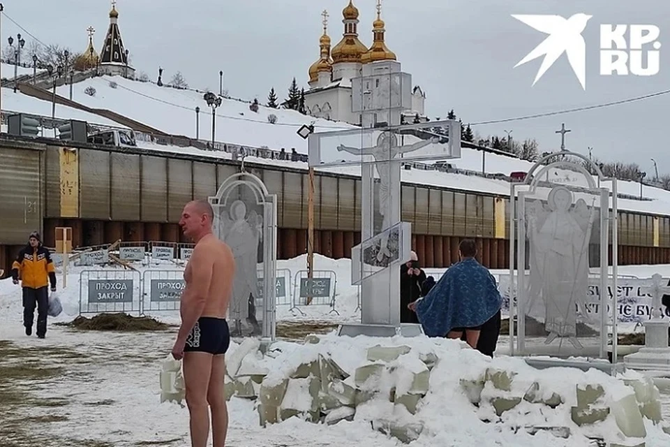 В Тюмени Митрополит Тобольский и Тюменский Димитрий освятил воду в Туре перед Крещением