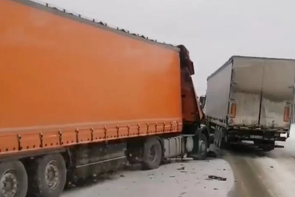 Авария произошла на 116 километре автодороги Р-255 «Сибирь». Фото: стоп-кадр из видео / Инцидент Новосибирск