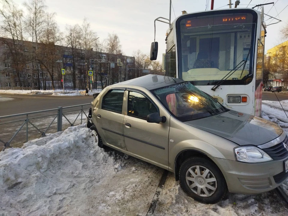Трамвай протаранил легковушку на севере Ульяновска