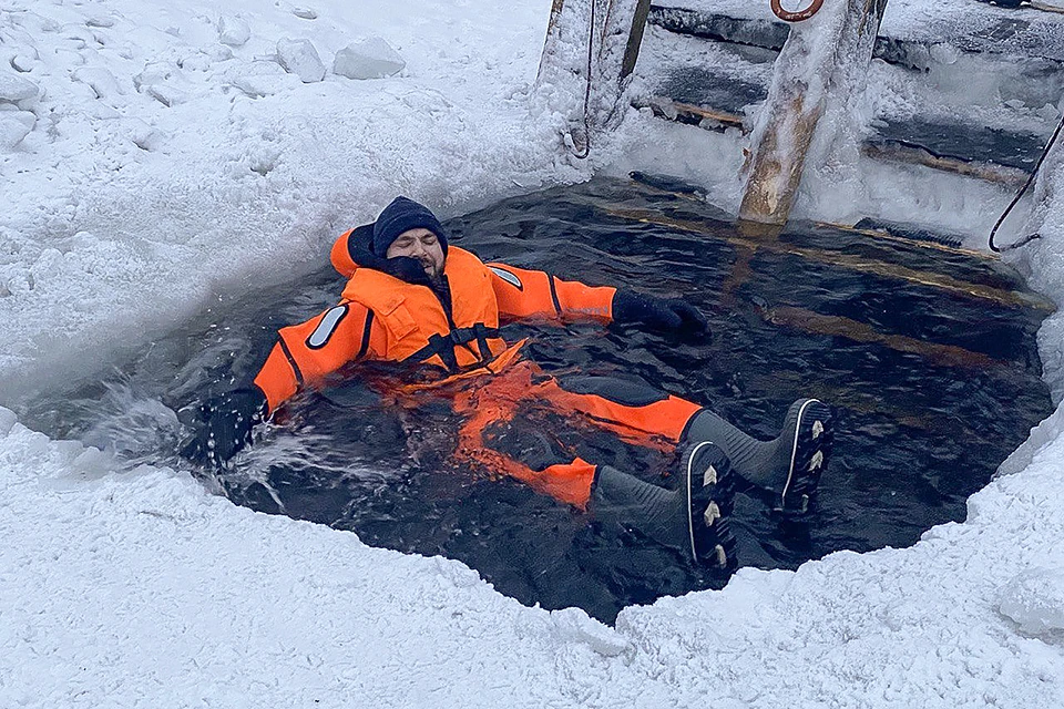 Спасатели МЧС показали, как действовать, если провалился под лед.