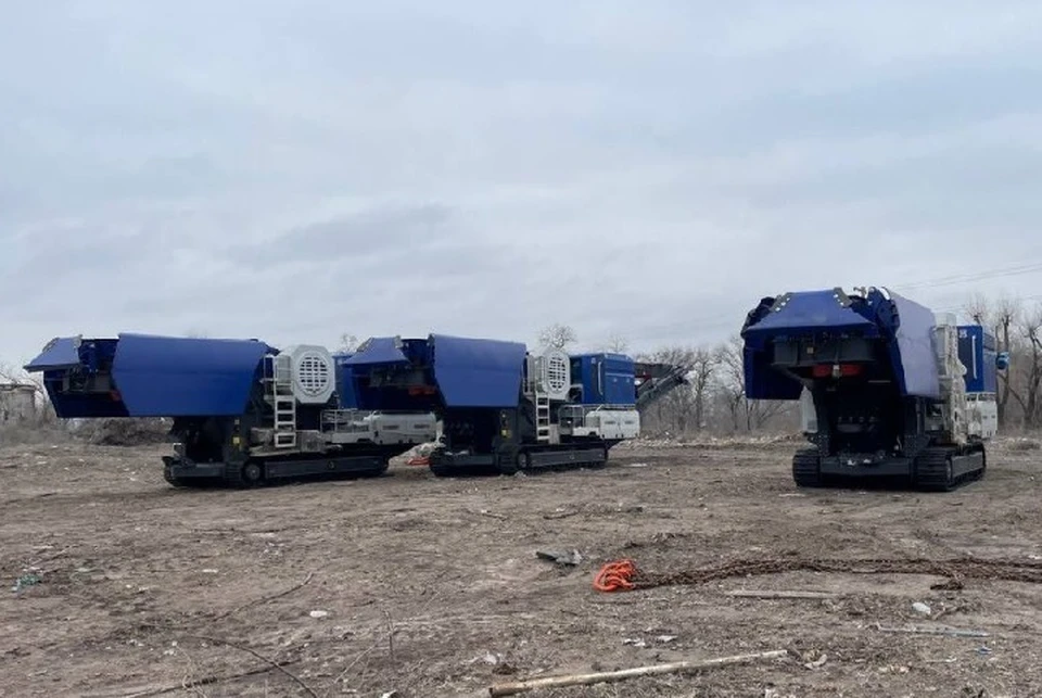 В город уже доставили 10 коммунальных машин для мусороперерабатывающего комплекса. Фото: Ежиков/ТГ