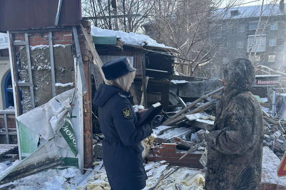 В Дзержинском районе снесли два киоска, здание и оградку. Фото: пресс-служба ГУ ФССП по НСО.