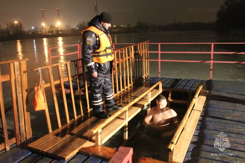 Спасатели всю ночь дежурили у воды, помогая людям быстро выбраться из проруби после трёхкратного погружения.