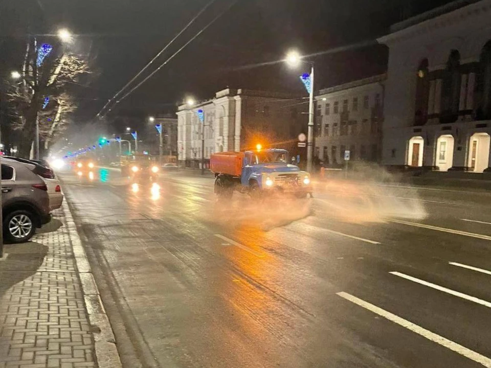 Улицы Кишинева отмывают от остатков реагентов. Фото: Соцсети.